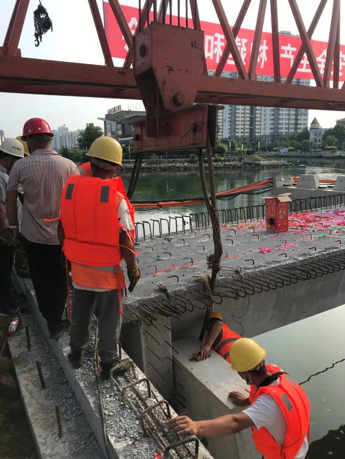 河北大街东段新开河桥建设工程首段箱梁吊装顺利完成